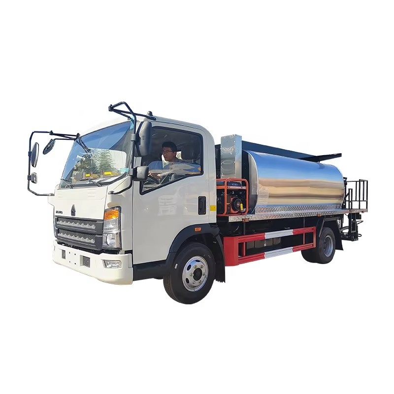Howo 8 CBM Asphalt Distributor Truck Road Paving Machinery Bitumen Sprayer Truck for Sale